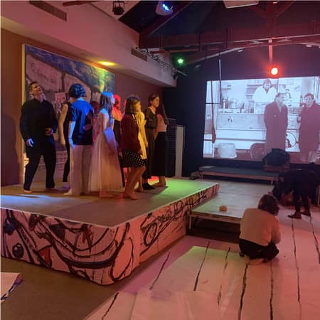 photo d'un groupe de personnes sur une scène qui performe